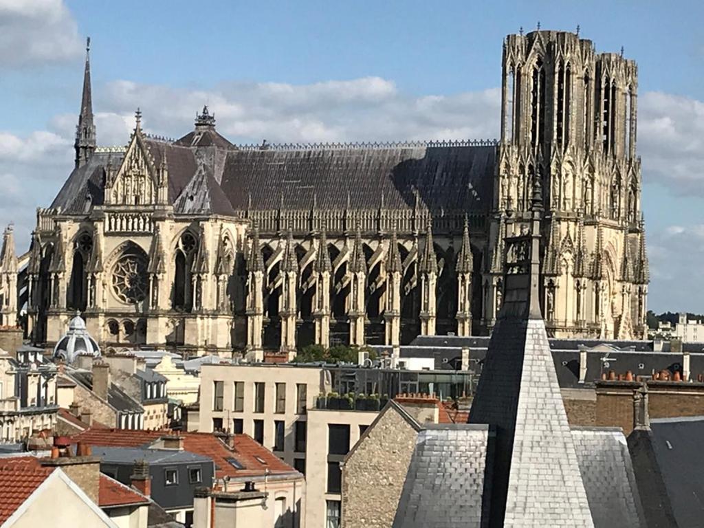 Appartement Centre Ville - Vue Cathedrale - 33 Reims Eksteriør billede